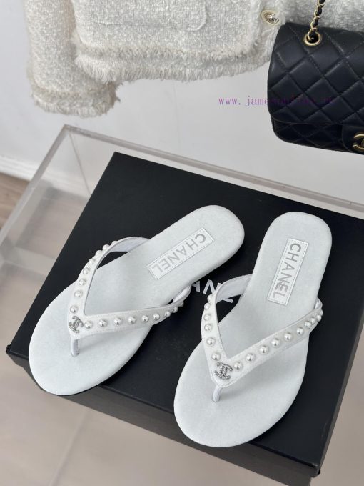 CHANEL THONGS is 25C Spring/SummerRunway flip flopsSummer flip flops inexplicably make peoplawq2lypt - Image 3