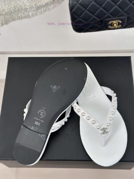 CHANEL THONGS is 25C Spring/SummerRunway flip flopsSummer flip flops inexplicably make peoplnfwmi5bf - Image 10