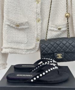 CHANEL THONGS is 25C Spring/SummerRunway flip flopsSummer flip flops inexplicably make peoplzvr216jq