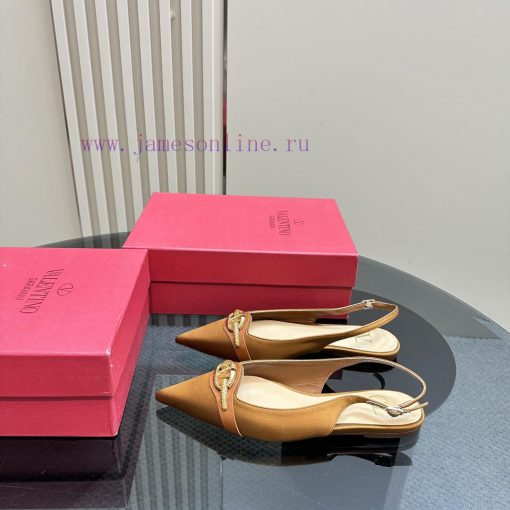 𝑉𝐴𝐿𝐸𝑁𝑇𝐼𝑁𝑂 Warren rhinestone V-button sandals, the latest series from V Home, can be said to 6es9bo3h - Image 2