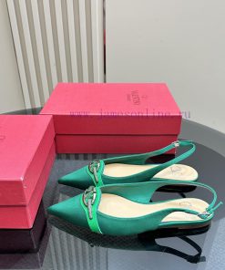 𝑉𝐴𝐿𝐸𝑁𝑇𝐼𝑁𝑂 Warren rhinestone V-button sandals, the latest series from V Home, can be said to gpvhgkj9