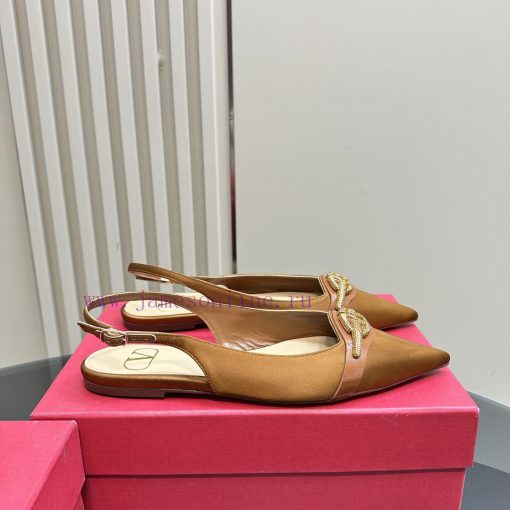 𝑉𝐴𝐿𝐸𝑁𝑇𝐼𝑁𝑂 Warren rhinestone V-button sandals, the latest series from V Home, can be said to 6es9bo3h - Image 5