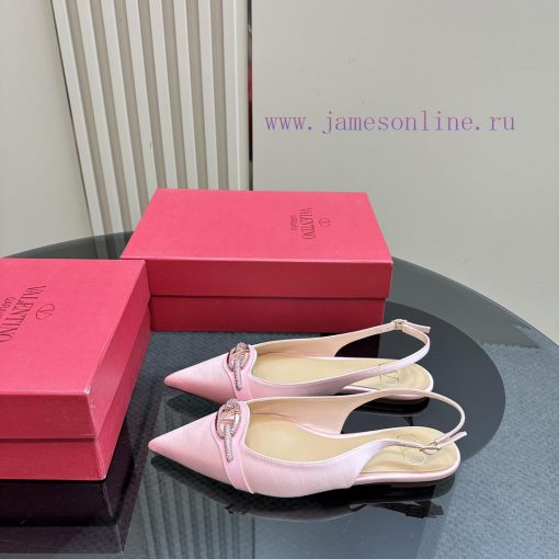 𝑉𝐴𝐿𝐸𝑁𝑇𝐼𝑁𝑂 Warren rhinestone V-button sandals, the latest series from V Home, can be said to i561n08r