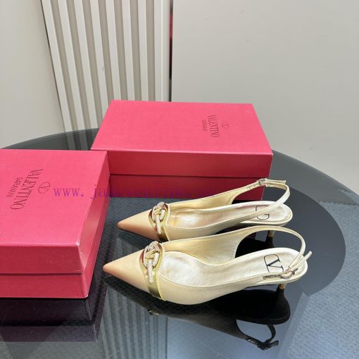 𝑉𝐴𝐿𝐸𝑁𝑇𝐼𝑁𝑂 Warren rhinestone V-button sandals, the latest series from V Home, can be said to o7zozt2a - Image 2