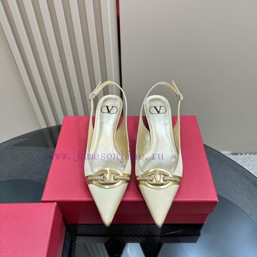 𝑉𝐴𝐿𝐸𝑁𝑇𝐼𝑁𝑂 Warren rhinestone V-button sandals, the latest series from V Home, can be said to o7zozt2a - Image 3