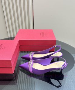𝑉𝐴𝐿𝐸𝑁𝑇𝐼𝑁𝑂 Warren rhinestone V-button sandals, the latest series from V Home, can be said to sax6gbxb
