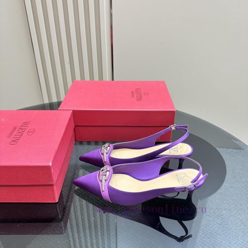 𝑉𝐴𝐿𝐸𝑁𝑇𝐼𝑁𝑂 Warren rhinestone V-button sandals, the latest series from V Home, can be said to sax6gbxb