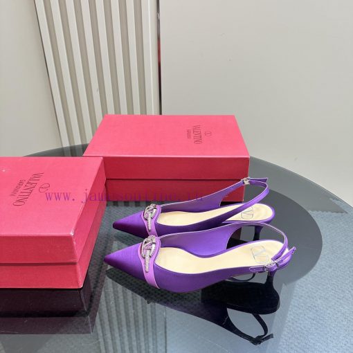 𝑉𝐴𝐿𝐸𝑁𝑇𝐼𝑁𝑂 Warren rhinestone V-button sandals, the latest series from V Home, can be said to sax6gbxb - Image 2
