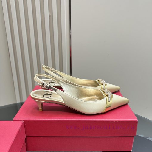 𝑉𝐴𝐿𝐸𝑁𝑇𝐼𝑁𝑂 Warren rhinestone V-button sandals, the latest series from V Home, can be said to o7zozt2a - Image 5