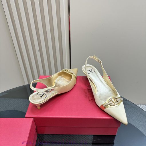 𝑉𝐴𝐿𝐸𝑁𝑇𝐼𝑁𝑂 Warren rhinestone V-button sandals, the latest series from V Home, can be said to o7zozt2a - Image 6