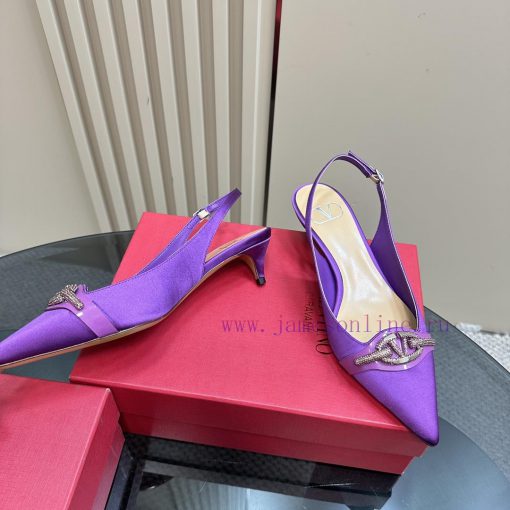 𝑉𝐴𝐿𝐸𝑁𝑇𝐼𝑁𝑂 Warren rhinestone V-button sandals, the latest series from V Home, can be said to sax6gbxb - Image 4