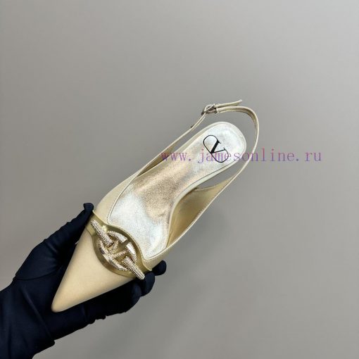 𝑉𝐴𝐿𝐸𝑁𝑇𝐼𝑁𝑂 Warren rhinestone V-button sandals, the latest series from V Home, can be said to o7zozt2a - Image 9