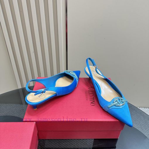 𝑉𝐴𝐿𝐸𝑁𝑇𝐼𝑁𝑂 Warren rhinestone V-button sandals, the latest series from V Home, can be said to rri4rhbk - Image 5