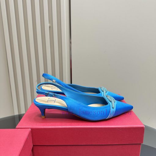 𝑉𝐴𝐿𝐸𝑁𝑇𝐼𝑁𝑂 Warren rhinestone V-button sandals, the latest series from V Home, can be said to rri4rhbk - Image 6