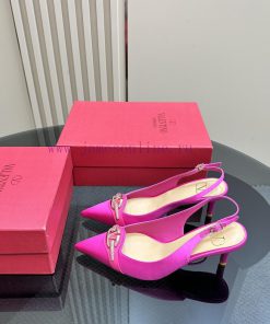 𝑉𝐴𝐿𝐸𝑁𝑇𝐼𝑁𝑂 Warren rhinestone V-button sandals, the latest series from V Home, can be said to ho5en2mr