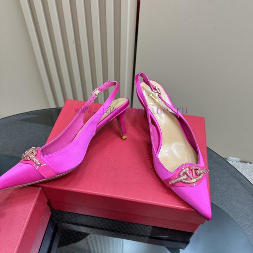 𝑉𝐴𝐿𝐸𝑁𝑇𝐼𝑁𝑂 Warren rhinestone V-button sandals, the latest series from V Home, can be said to ho5en2mr - Image 4