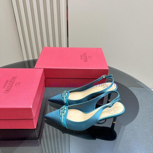 𝑉𝐴𝐿𝐸𝑁𝑇𝐼𝑁𝑂 Warren rhinestone V-button sandals, the latest series from V Home, can be said to h27k9mtj - Image 2