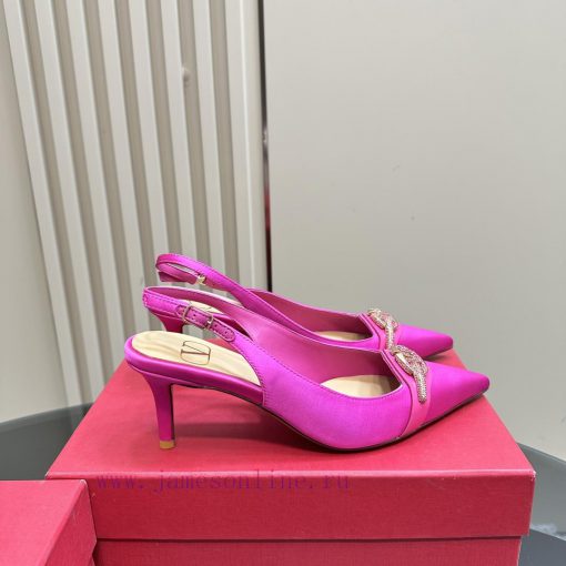 𝑉𝐴𝐿𝐸𝑁𝑇𝐼𝑁𝑂 Warren rhinestone V-button sandals, the latest series from V Home, can be said to ho5en2mr - Image 5