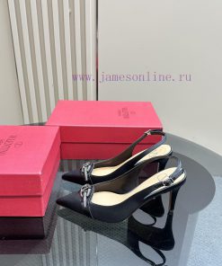 𝑉𝐴𝐿𝐸𝑁𝑇𝐼𝑁𝑂 Warren rhinestone V-button sandals, the latest series from V Home, can be said to 5cogydct