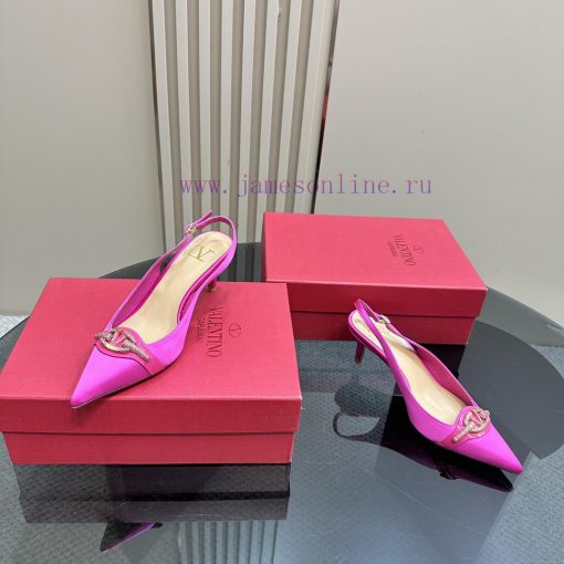 𝑉𝐴𝐿𝐸𝑁𝑇𝐼𝑁𝑂 Warren rhinestone V-button sandals, the latest series from V Home, can be said to ho5en2mr - Image 7