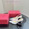 𝑉𝐴𝐿𝐸𝑁𝑇𝐼𝑁𝑂 Warren rhinestone V-button sandals, the latest series from V Home, can be said to ubrw28je