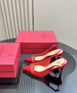 𝑉𝐴𝐿𝐸𝑁𝑇𝐼𝑁𝑂 Warren rhinestone V-button sandals, the latest series from V Home, can be said to 073o4evr