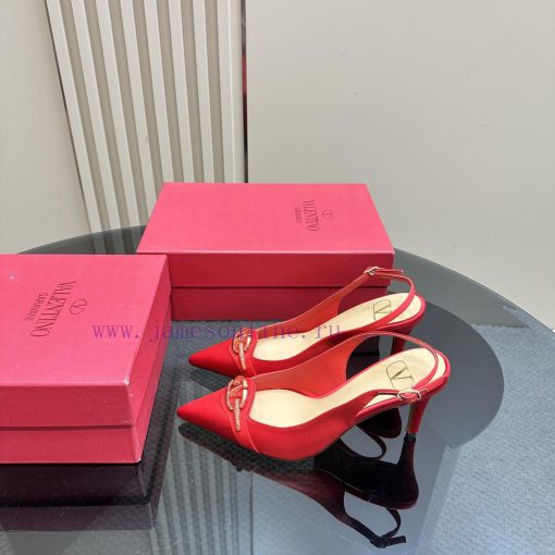 𝑉𝐴𝐿𝐸𝑁𝑇𝐼𝑁𝑂 Warren rhinestone V-button sandals, the latest series from V Home, can be said to 073o4evr