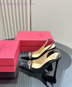 𝑉𝐴𝐿𝐸𝑁𝑇𝐼𝑁𝑂 Warren rhinestone V-button sandals, the latest series from V Home, can be said to ilksaih5