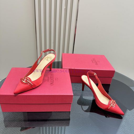 𝑉𝐴𝐿𝐸𝑁𝑇𝐼𝑁𝑂 Warren rhinestone V-button sandals, the latest series from V Home, can be said to 073o4evr - Image 7