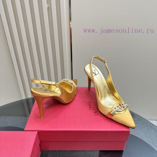 𝑉𝐴𝐿𝐸𝑁𝑇𝐼𝑁𝑂 Warren rhinestone V-button sandals, the latest series from V Home, can be said to pabn2p7n - Image 5