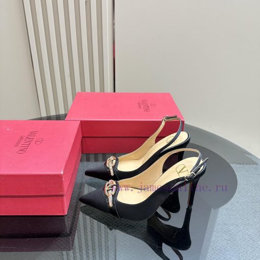 𝑉𝐴𝐿𝐸𝑁𝑇𝐼𝑁𝑂 Warren rhinestone V-button sandals, the latest series from V Home, can be said to ilksaih5 - Image 2