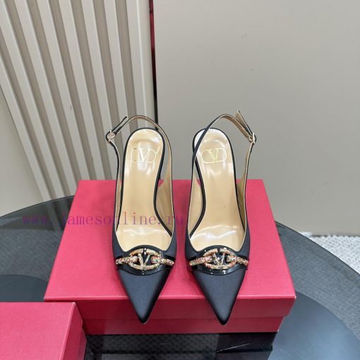 𝑉𝐴𝐿𝐸𝑁𝑇𝐼𝑁𝑂 Warren rhinestone V-button sandals, the latest series from V Home, can be said to ilksaih5 - Image 3