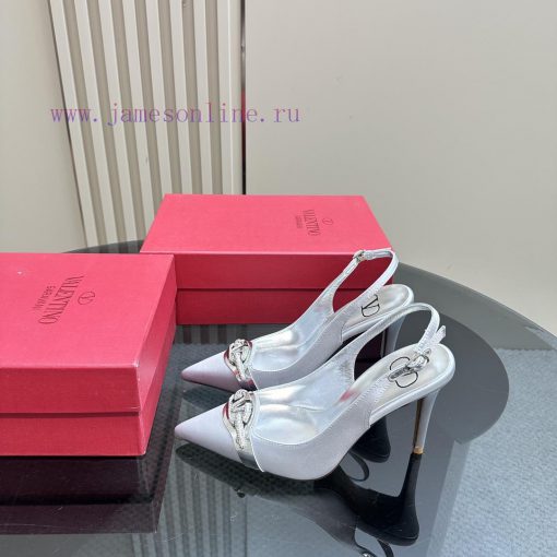 𝑉𝐴𝐿𝐸𝑁𝑇𝐼𝑁𝑂 Warren rhinestone V-button sandals, the latest series from V Home, can be said to 8hyqdji0
