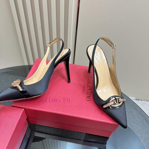 𝑉𝐴𝐿𝐸𝑁𝑇𝐼𝑁𝑂 Warren rhinestone V-button sandals, the latest series from V Home, can be said to ilksaih5 - Image 4