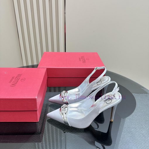𝑉𝐴𝐿𝐸𝑁𝑇𝐼𝑁𝑂 Warren rhinestone V-button sandals, the latest series from V Home, can be said to 8hyqdji0 - Image 2