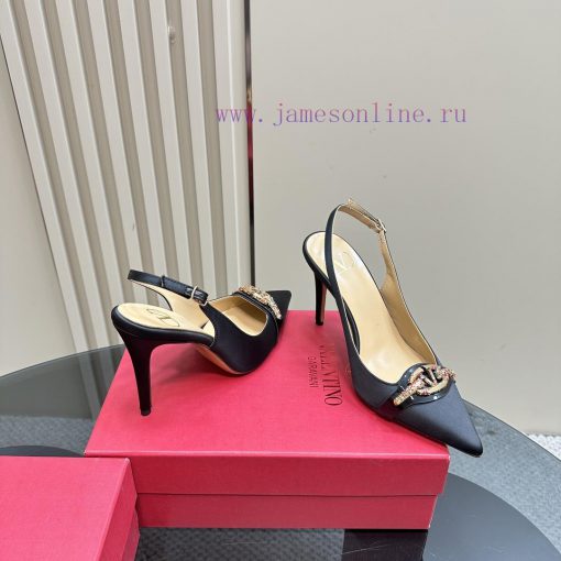 𝑉𝐴𝐿𝐸𝑁𝑇𝐼𝑁𝑂 Warren rhinestone V-button sandals, the latest series from V Home, can be said to ilksaih5 - Image 5