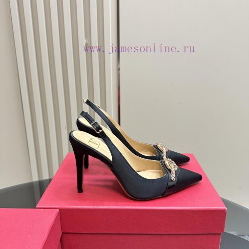 𝑉𝐴𝐿𝐸𝑁𝑇𝐼𝑁𝑂 Warren rhinestone V-button sandals, the latest series from V Home, can be said to ilksaih5 - Image 6