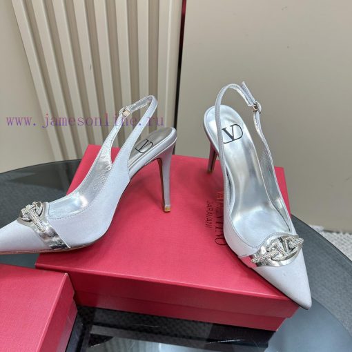 𝑉𝐴𝐿𝐸𝑁𝑇𝐼𝑁𝑂 Warren rhinestone V-button sandals, the latest series from V Home, can be said to 8hyqdji0 - Image 4