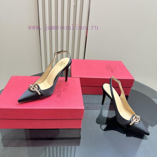𝑉𝐴𝐿𝐸𝑁𝑇𝐼𝑁𝑂 Warren rhinestone V-button sandals, the latest series from V Home, can be said to ilksaih5 - Image 7