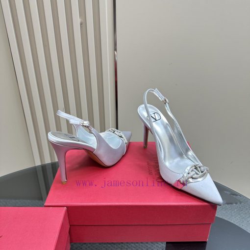 𝑉𝐴𝐿𝐸𝑁𝑇𝐼𝑁𝑂 Warren rhinestone V-button sandals, the latest series from V Home, can be said to 8hyqdji0 - Image 5