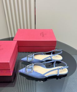 𝑉𝐴𝐿𝐸𝑁𝑇𝐼𝑁𝑂 Warren rhinestone V-button sandals, the latest series from V Home, can be said to i2wp7v3y