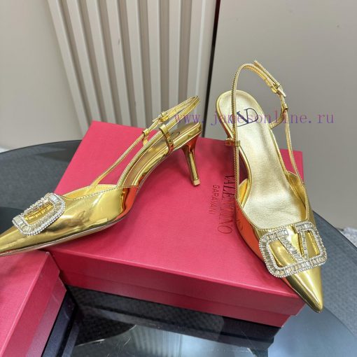 𝑉𝐴𝐿𝐸𝑁𝑇𝐼𝑁𝑂 Warren rhinestone V-button sandals, the latest series from V Home, can be said to s6mn0whn - Image 4