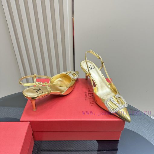 𝑉𝐴𝐿𝐸𝑁𝑇𝐼𝑁𝑂 Warren rhinestone V-button sandals, the latest series from V Home, can be said to s6mn0whn - Image 5