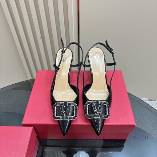 𝑉𝐴𝐿𝐸𝑁𝑇𝐼𝑁𝑂 Warren rhinestone V-button sandals, the latest series from V Home, can be said to 6y0gzlil - Image 3