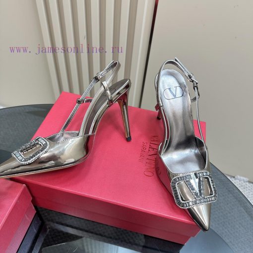 𝑉𝐴𝐿𝐸𝑁𝑇𝐼𝑁𝑂 Warren rhinestone V-button sandals, the latest series from V Home, can be said to auri5utk - Image 4