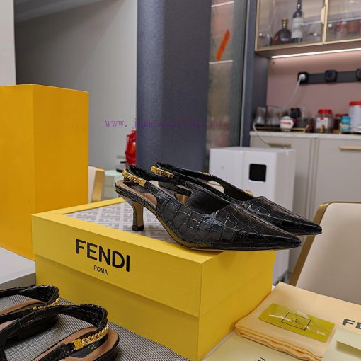 Stone patterned cowhide metal chain wrapped around the toe strap for draggingFendi Top Editi17awx2iy - Image 7