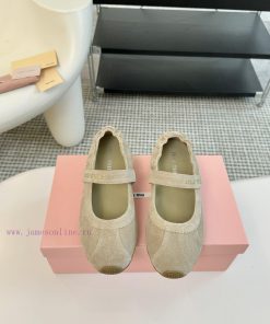 The Miu Miu Coin Le Fu Shoes during the 2025 Spring/Summer Fashion Week are absurd. The newlx0wi70v4