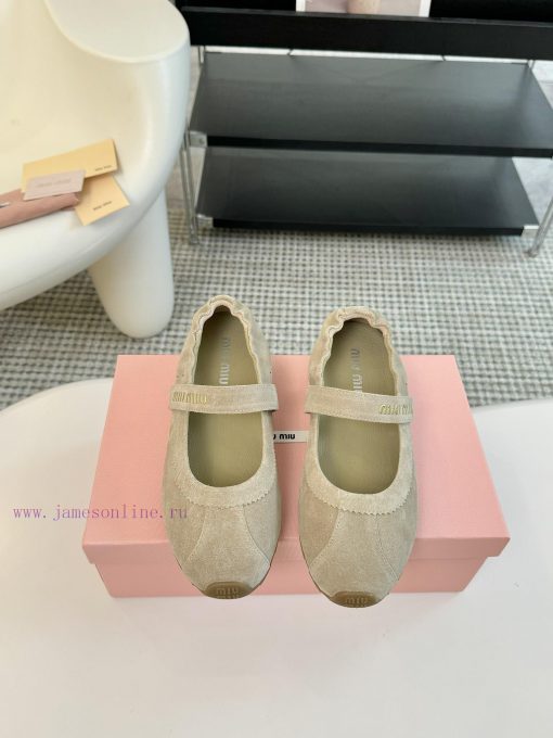 The Miu Miu Coin Le Fu Shoes during the 2025 Spring/Summer Fashion Week are absurd. The newlx0wi70v4