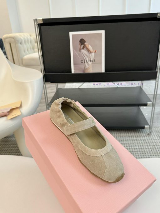 The Miu Miu Coin Le Fu Shoes during the 2025 Spring/Summer Fashion Week are absurd. The newlx0wi70v4 - Image 3