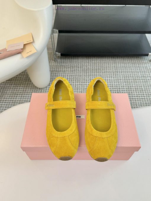 The Miu Miu Coin Le Fu Shoes during the 2025 Spring/Summer Fashion Week are absurd. The newlq5ivrcdw